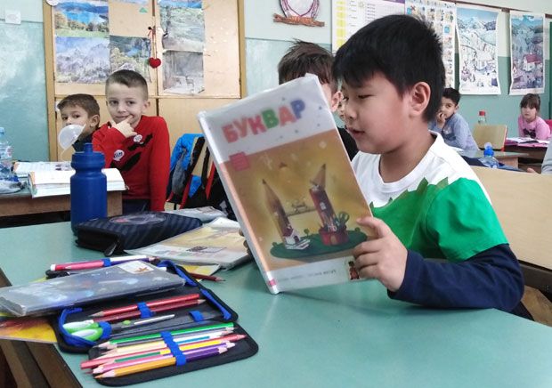 Међу 300 ђака у школи, он је посебан: Кју је дечак из кинеске породице, али он је прави Банаћанин (ВИДЕО)
